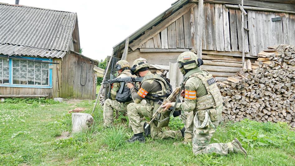  Сотрудники спецподразделений Росгвардии в Псковской области отработали действия по нейтрализации условных террористов