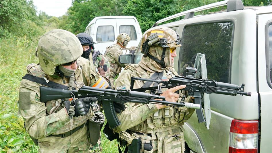  Сотрудники спецподразделений Росгвардии в Псковской области отработали действия по нейтрализации условных террористов