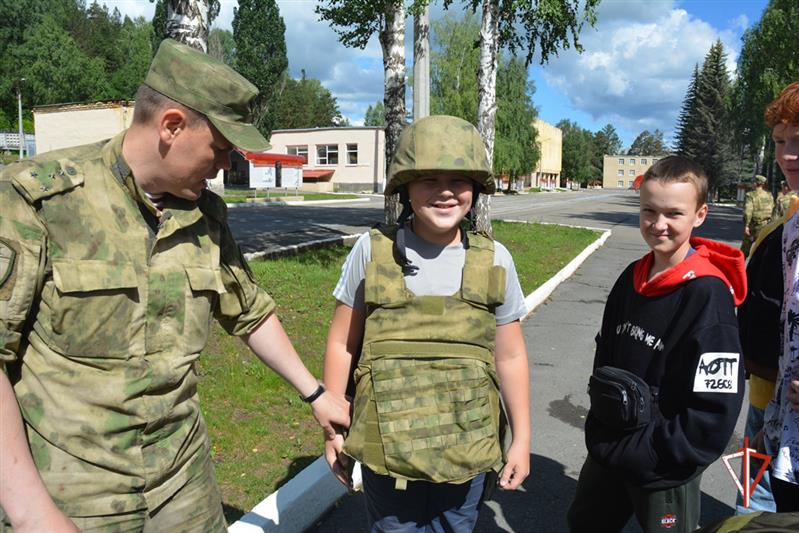   В рамках  ведомственного проекта «Каникулы с Росгвардией» в Уральском округе продолжаются мероприятия со школьниками