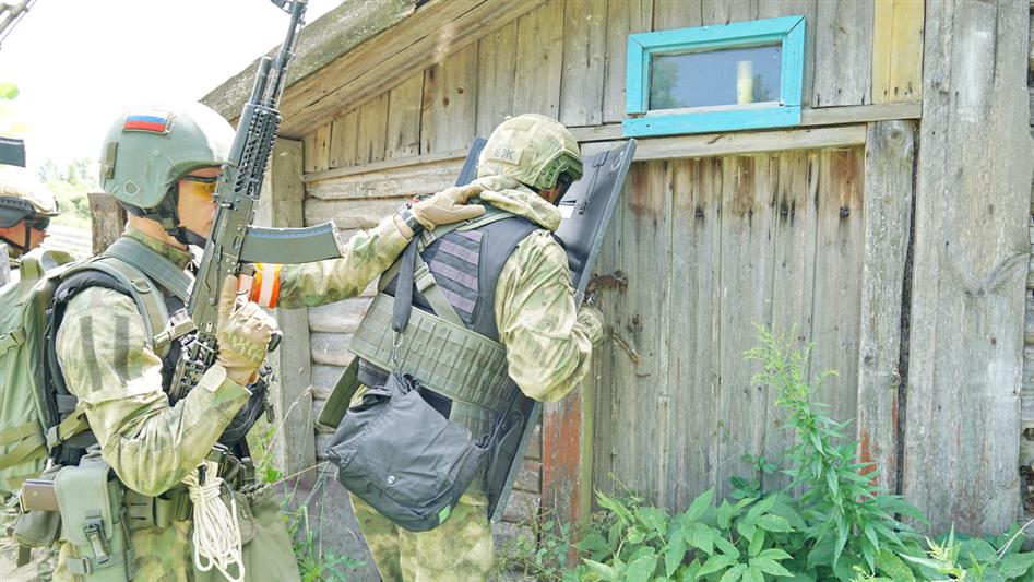  Сотрудники спецподразделений Росгвардии в Псковской области отработали действия по нейтрализации условных террористов