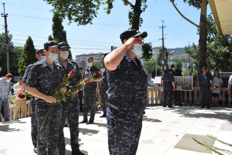 В Дагестане росгвардейцы почтили память Героя России Магомеда Нурбагандова