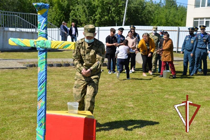 Представители Росгвардии и воспитанники детского социального центра заложили «Аллею дружбы» в Ханты-Мансийске 