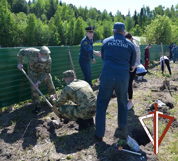 Представители Росгвардии и воспитанники детского социального центра заложили «Аллею дружбы» в Ханты-Мансийске 