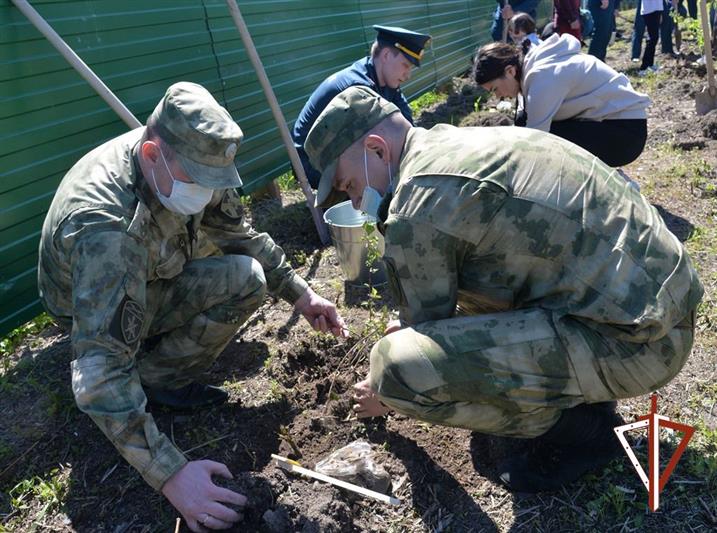 Представители Росгвардии и воспитанники детского социального центра заложили «Аллею дружбы» в Ханты-Мансийске 