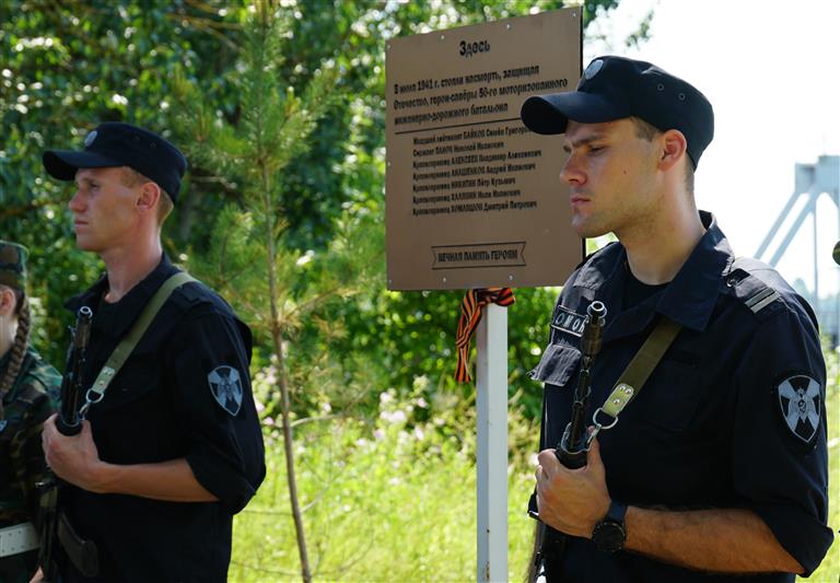 В Пскове росгвардейцы почтили память бойцов НКВД 