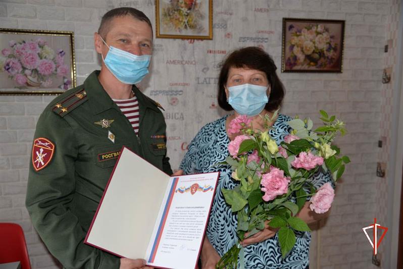 В Югре офицеры Росгвардии поздравили с днем рождения маму воина правопорядка, погибшего при исполнении воинского долга
