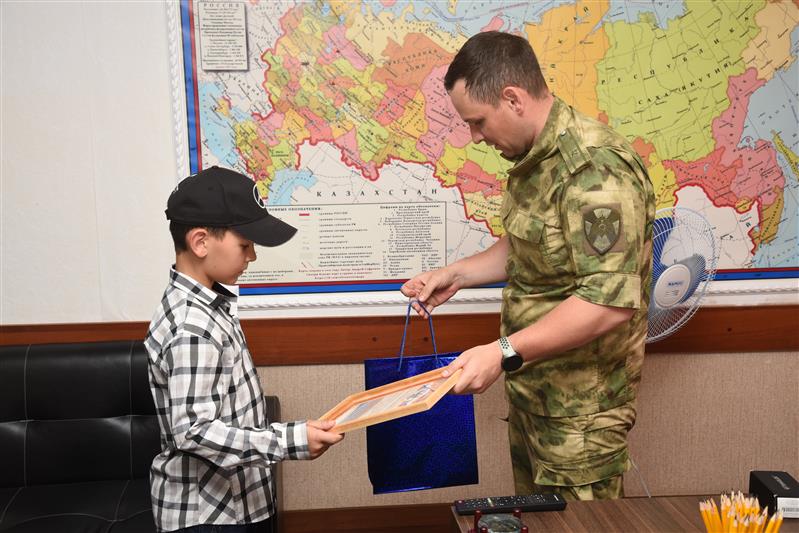 В Грозном росгвардейцы исполнили мечту девятилетнего мальчика из многодетной семьи