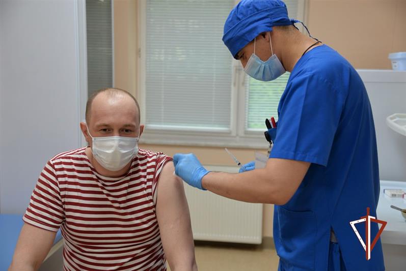 В Уральском округе Росгвардии проходит активная кампания по вакцинации личного состава от COVID-19