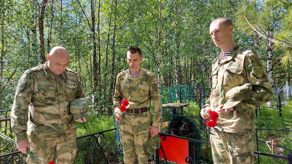 На Ямале росгвардейцы почтили память правоохранителей, погибших при исполнении служебного долга