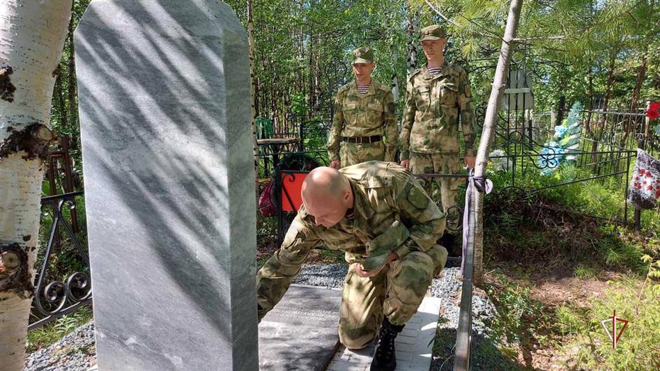 На Ямале росгвардейцы почтили память правоохранителей, погибших при исполнении служебного долга