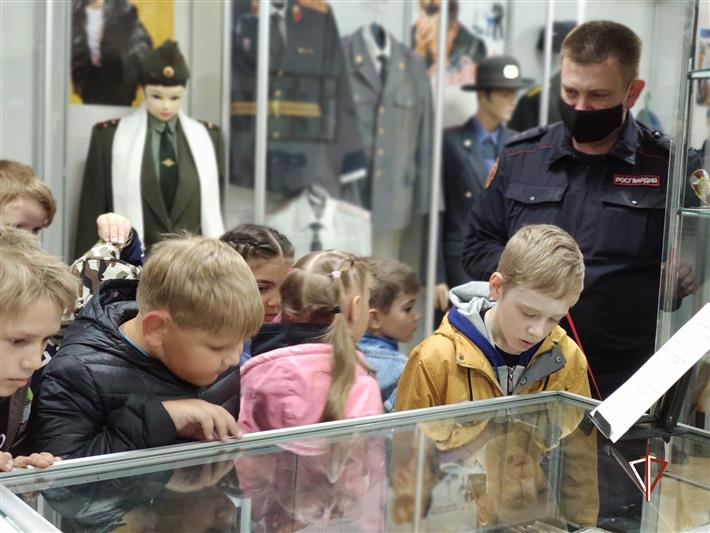 На Ямале сотрудники Росгвардии рассказали школьникам о работе поисковых отрядов