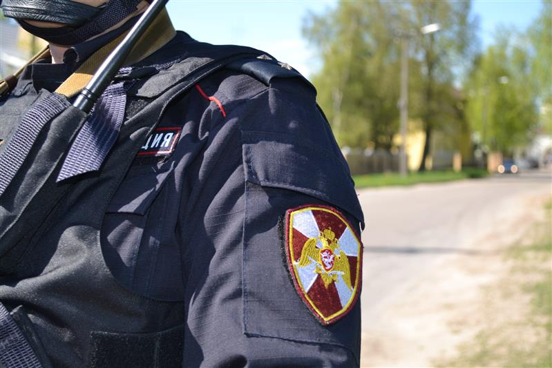 Семья новгородцев поблагодарила росгвардейцев за благополучный розыск их ребенка