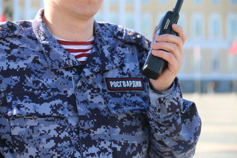 Сотрудники Росгвардии задержали вооруженного гражданина в торговом центре Сыктывкара