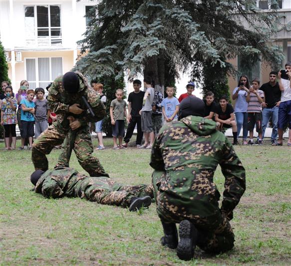 На Северном Кавказе продолжается акция "Каникулы с Росгвардией"