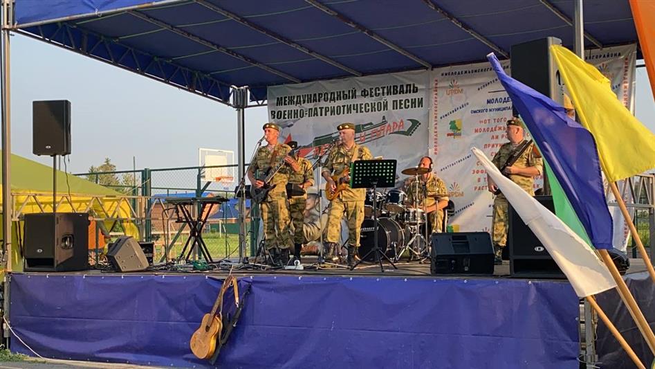 В Омске военнослужащие Росгвардии приняли участие в десятом международном фестивале военно-патриотической песни «Автомат и гитара»