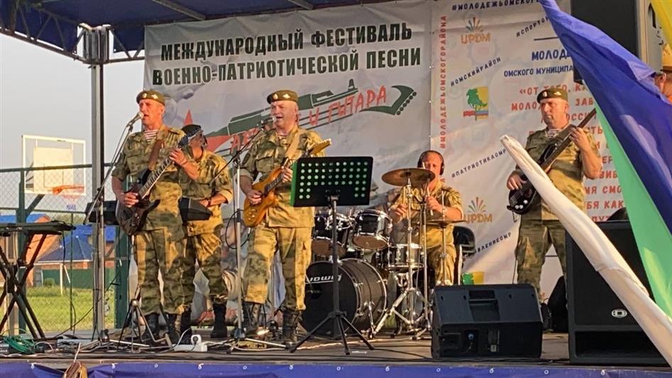 В Омске военнослужащие Росгвардии приняли участие в десятом международном фестивале военно-патриотической песни «Автомат и гитара»