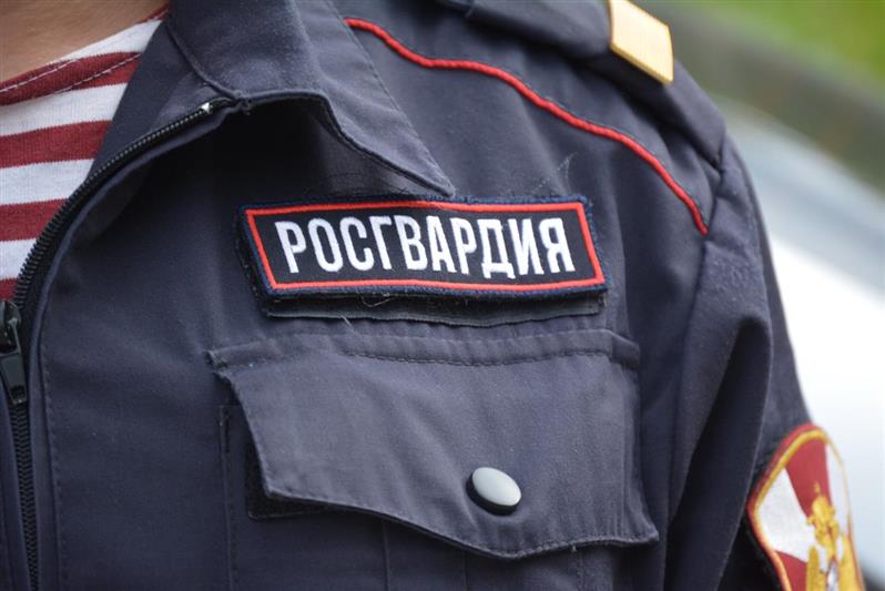 В Омске сотрудники Росгвардии задержали гражданина, забравшегося на крышу пристройки городской больницы 