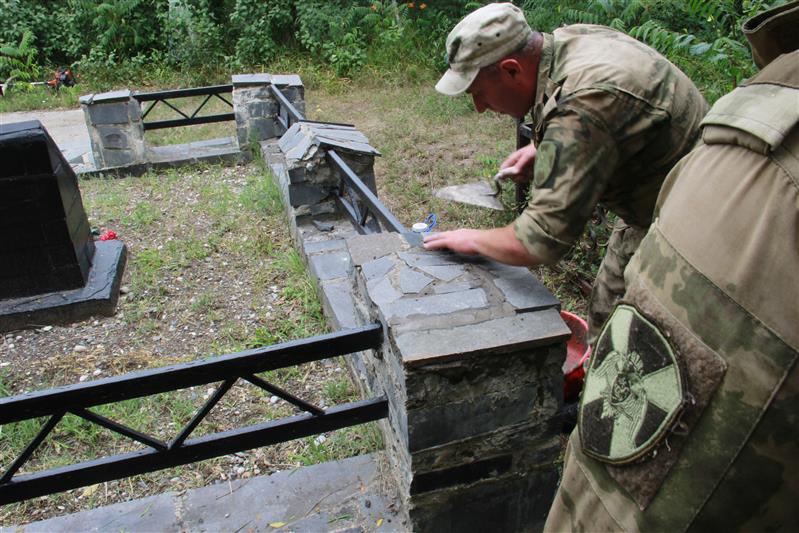 В Чеченской Республике военнослужащие Росгвардии благоустроили братскую могилу погибших в годы Великой Отечественной войны 