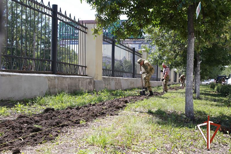  Росгвардия оказала помощь челябинской детской областной больнице в благоустройстве территории  (видео)