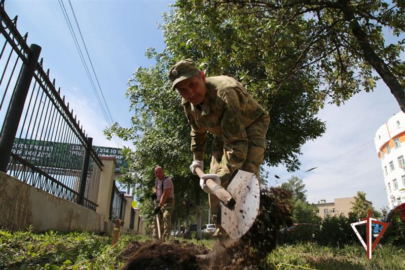  Росгвардия оказала помощь челябинской детской областной больнице в благоустройстве территории  (видео)