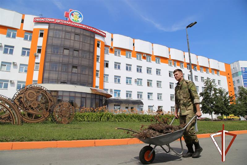  Росгвардия оказала помощь челябинской детской областной больнице в благоустройстве территории  (видео)