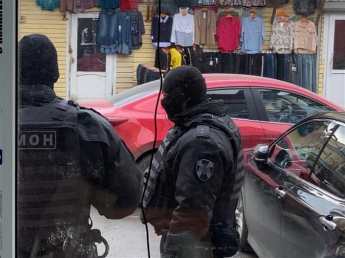 В Санкт-Петербурге сотрудники ОМОН обеспечили проведение профилактического рейда на территории нескольких рынков