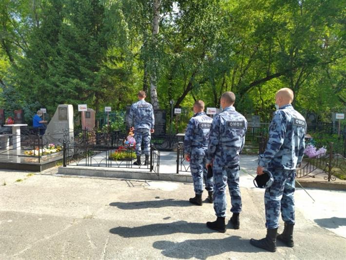 В Барнауле прошёл день памяти сотрудника ОМОН Сергея Семенова
