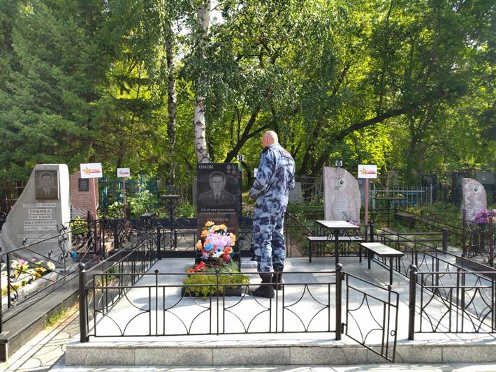 В Барнауле прошёл день памяти сотрудника ОМОН Сергея Семенова