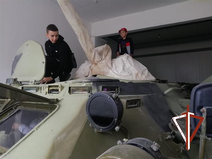 В рамках акции «Каникулы с Росгвардией» базу челябинского ОМОН посетили юные хоккеисты 