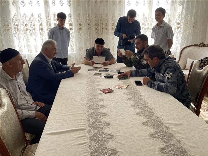 В Ингушетии росгвардейцы навестили семью погибшего сотрудника