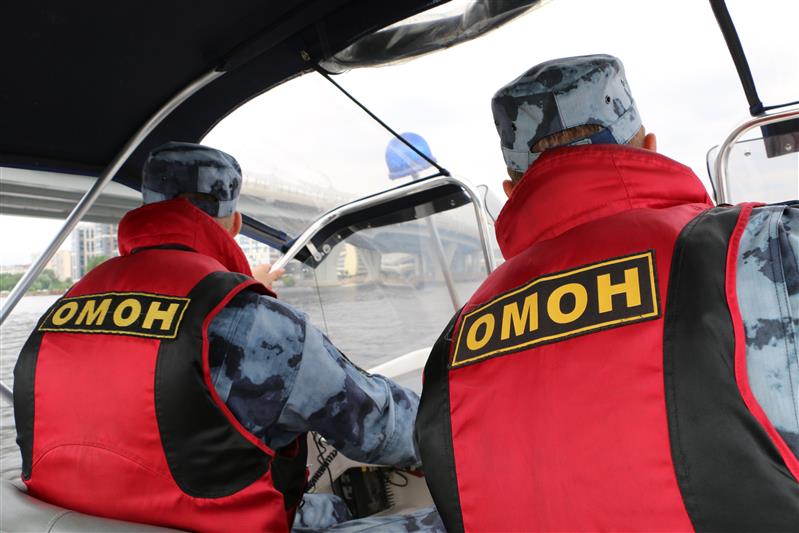 Тонущему серфингисту спасли жизнь росгвардейцы в Санкт-Петербурге