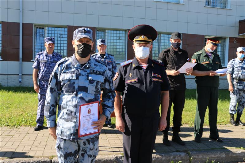 Росгвардейцам, обеспечившим безопасность на Евро-2020 в Санкт-Петербурге, вручили ведомственные награды