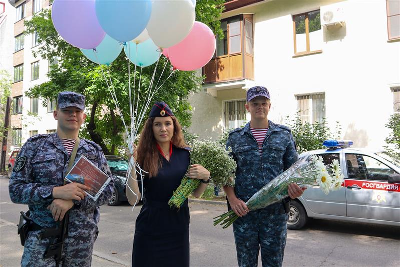 В День семьи, любви и верности ставропольские росгвардейцы провели акцию «Ромашки на счастье» 