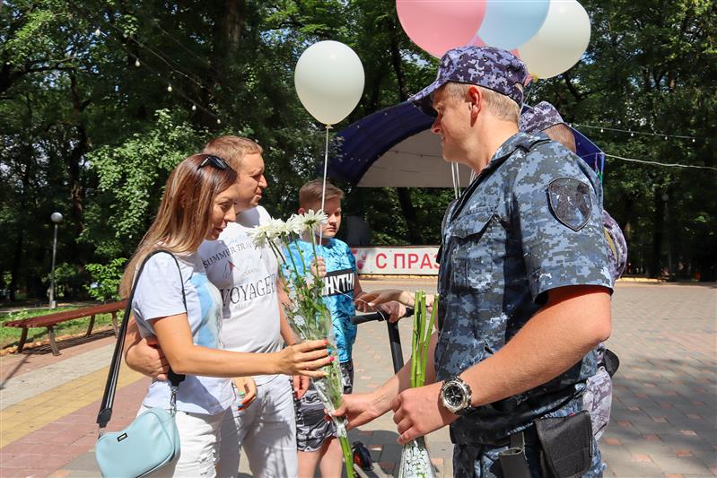 В День семьи, любви и верности ставропольские росгвардейцы провели акцию «Ромашки на счастье» 