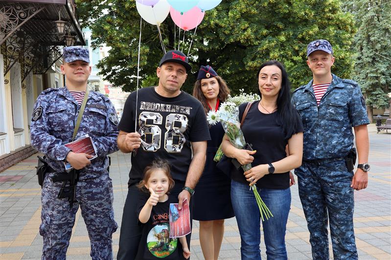 В День семьи, любви и верности ставропольские росгвардейцы провели акцию «Ромашки на счастье» 
