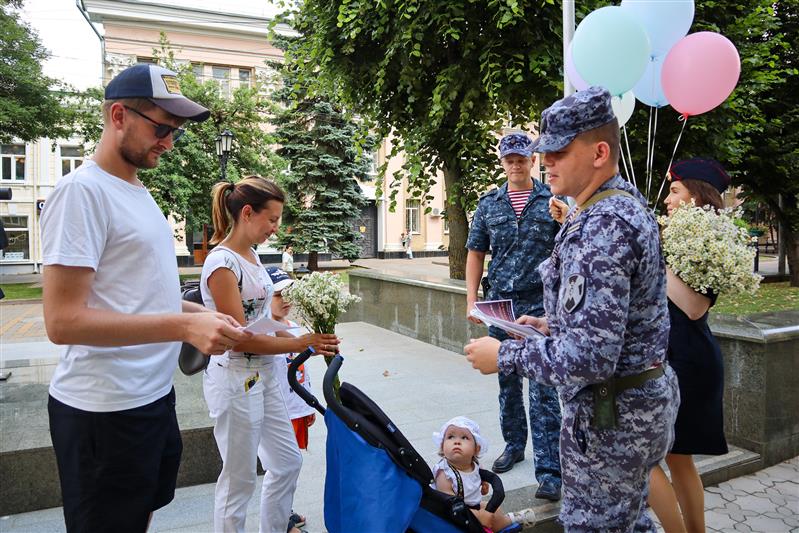 В День семьи, любви и верности ставропольские росгвардейцы провели акцию «Ромашки на счастье» 