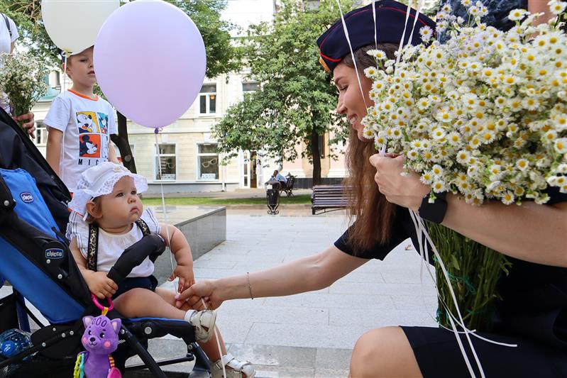 В День семьи, любви и верности ставропольские росгвардейцы провели акцию «Ромашки на счастье» 