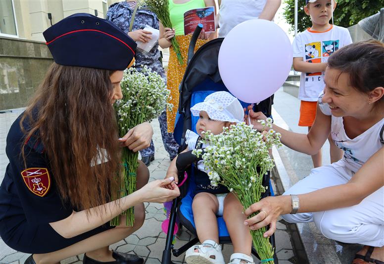 В День семьи, любви и верности ставропольские росгвардейцы провели акцию «Ромашки на счастье» 