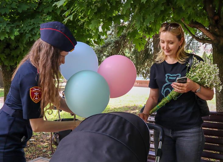 В День семьи, любви и верности ставропольские росгвардейцы провели акцию «Ромашки на счастье» 