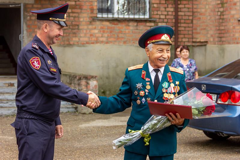 Ветеран войск правопорядка с супругой отмечают День семьи любви и верности, юбилей и изумрудную свадьбу (видео)