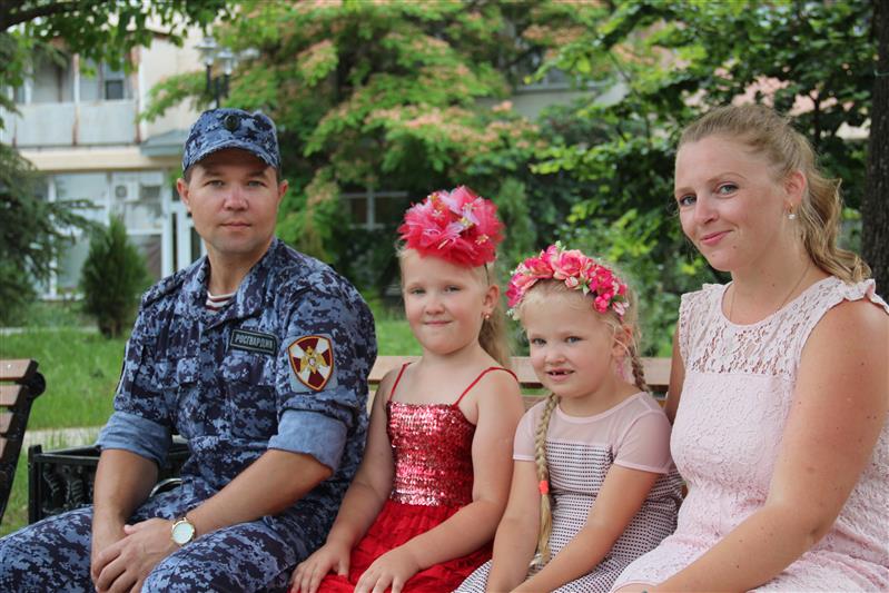 Многодетной семье офицера Росгвардии из Севастополя сослуживцы подарили праздничную фотосессию 