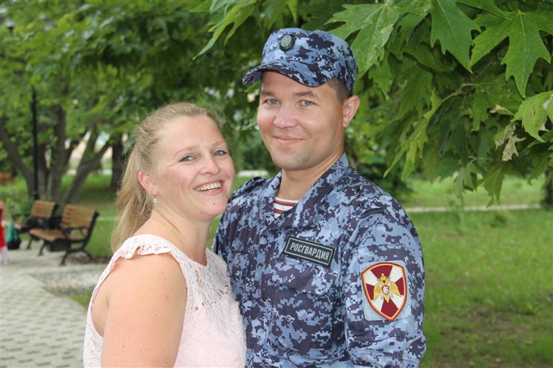 Многодетной семье офицера Росгвардии из Севастополя сослуживцы подарили праздничную фотосессию 