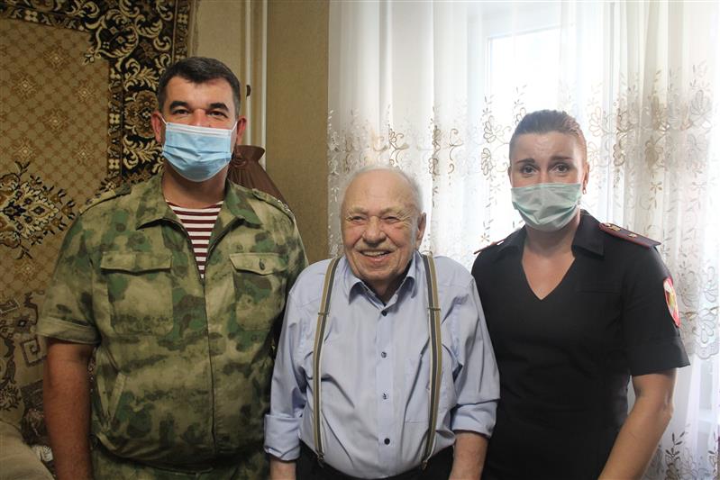 Липецкие росгвардейцы поздравили ветерана Великой Отечественной войны с 98-летием
