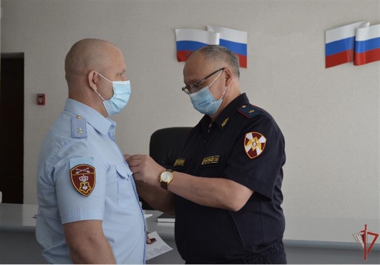 Сотрудника Росгвардии, спасшего ребенка в Омске, наградили ведомственной медалью
