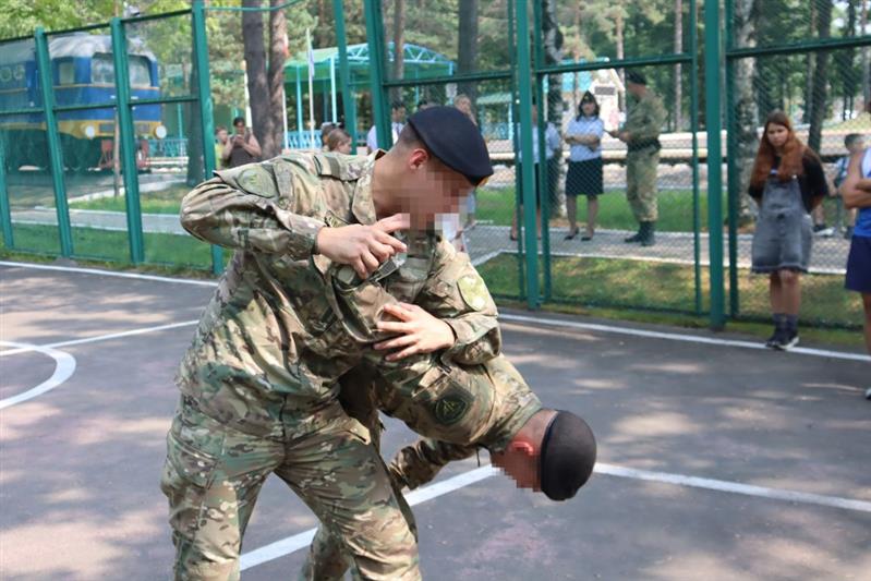 В Хабаровске сотрудники Росгвардии провели для школьников «Зарядку со стражем порядка»