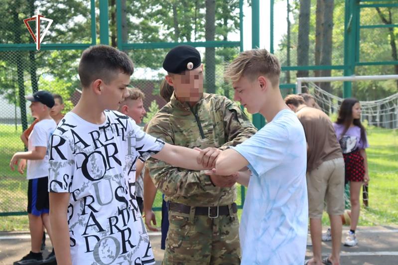 В Хабаровске сотрудники Росгвардии провели для школьников «Зарядку со стражем порядка»