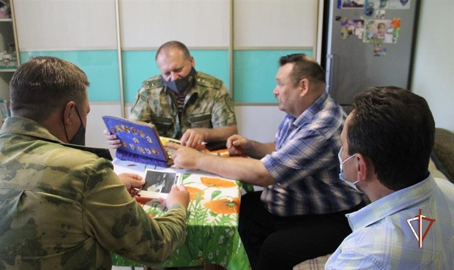 В Тюмени начальник областного управления Росгвардии поздравил ветерана службы с юбилеем  ветеранской организации