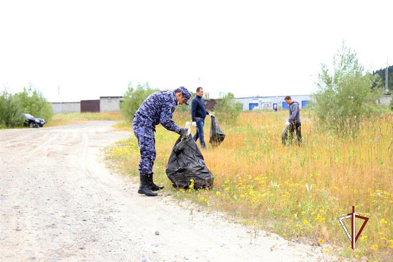  Представители Росгвардии из Югры поддержали всероссийскую экологическую акцию