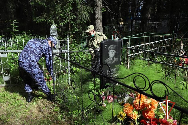 Росгвардия продолжает в Югре ведомственную акцию «На страже памяти»