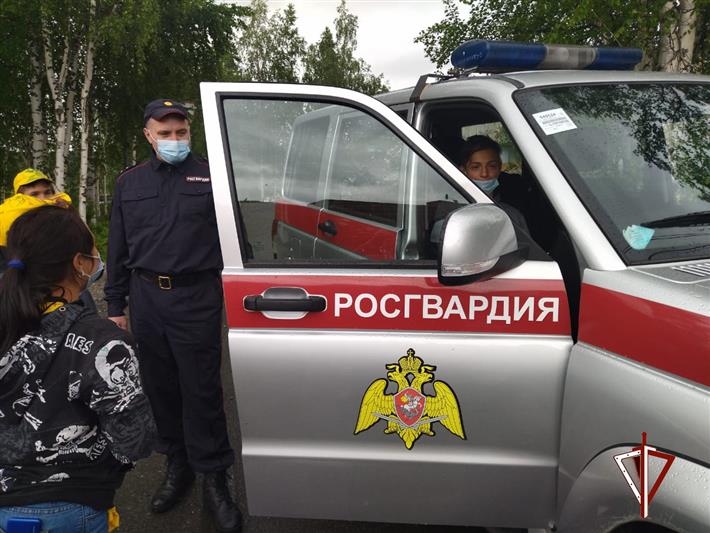 Росгвардейцы посетили трудовой лагерь Лесосибирска в рамках акции «Каникулы с Росгвардией»